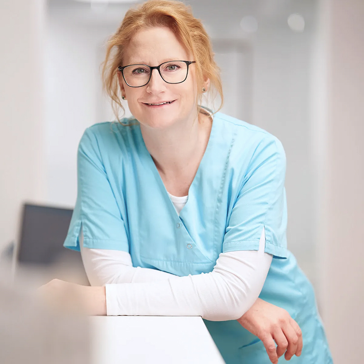 Zahnärztin in der Zahnarztpraxis – freundliches Porträt