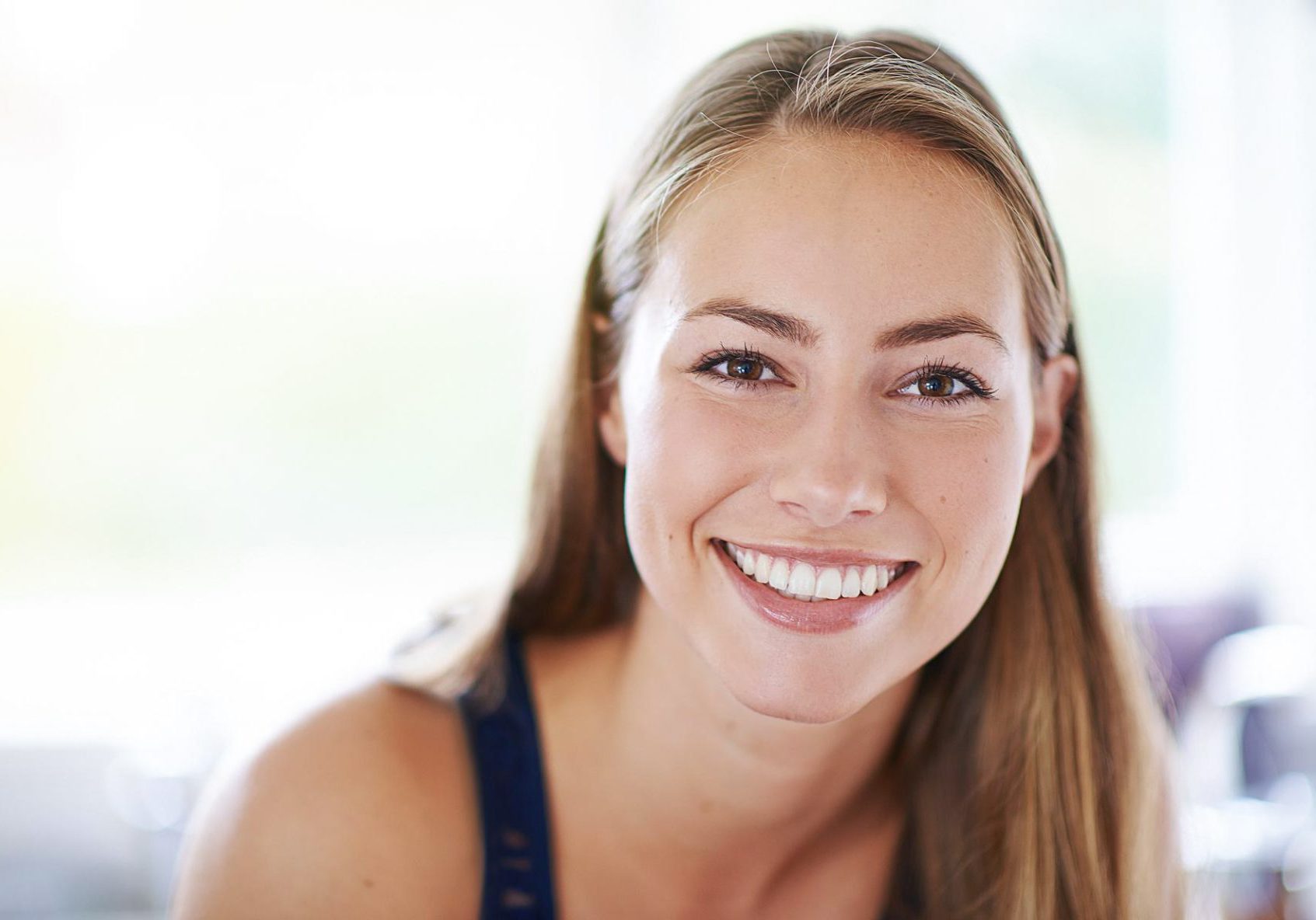 Lächelnde Frau mit gesunden Zähnen