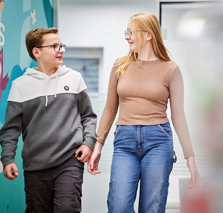 Jugendliche gehen gemeinsam und lachen