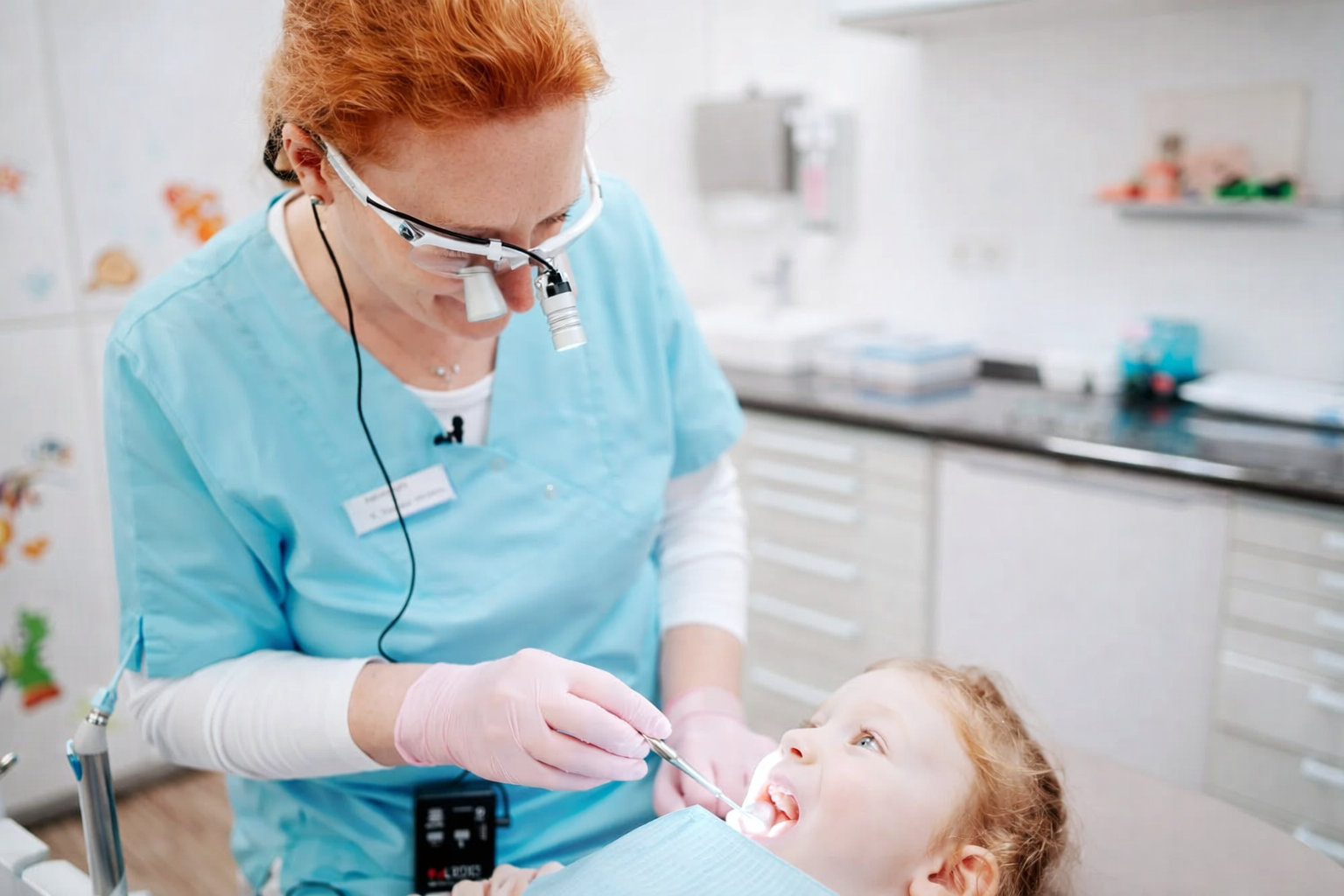 Zahnärztin behandelt Kind einfühlsam beim Zahnarzt