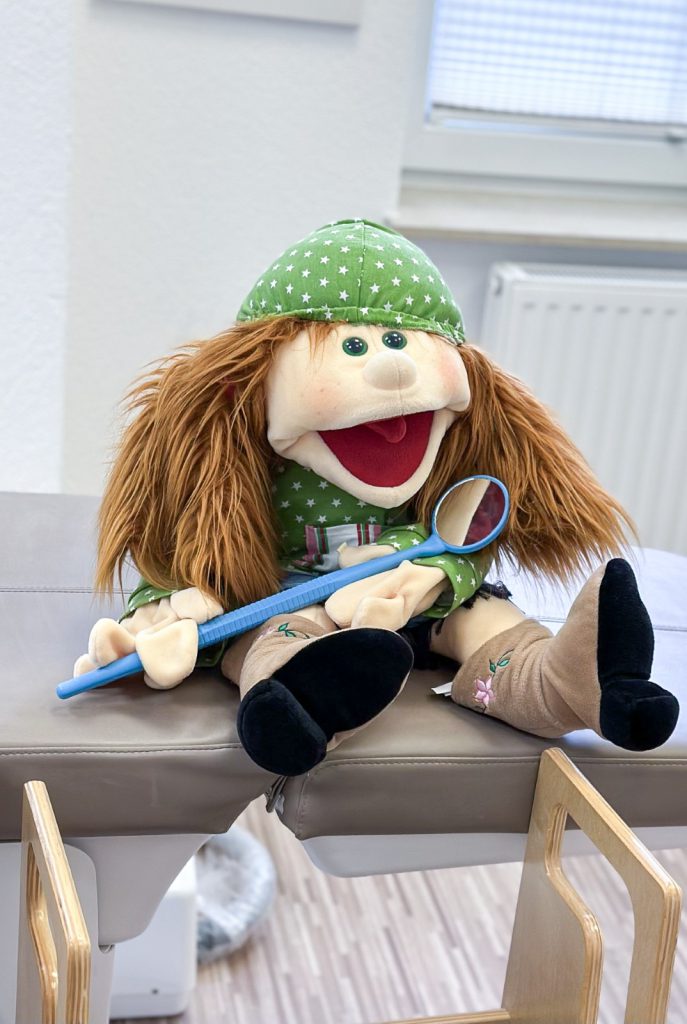 Handpuppe zur spielerischen Erklärung der Zahnbehandlung