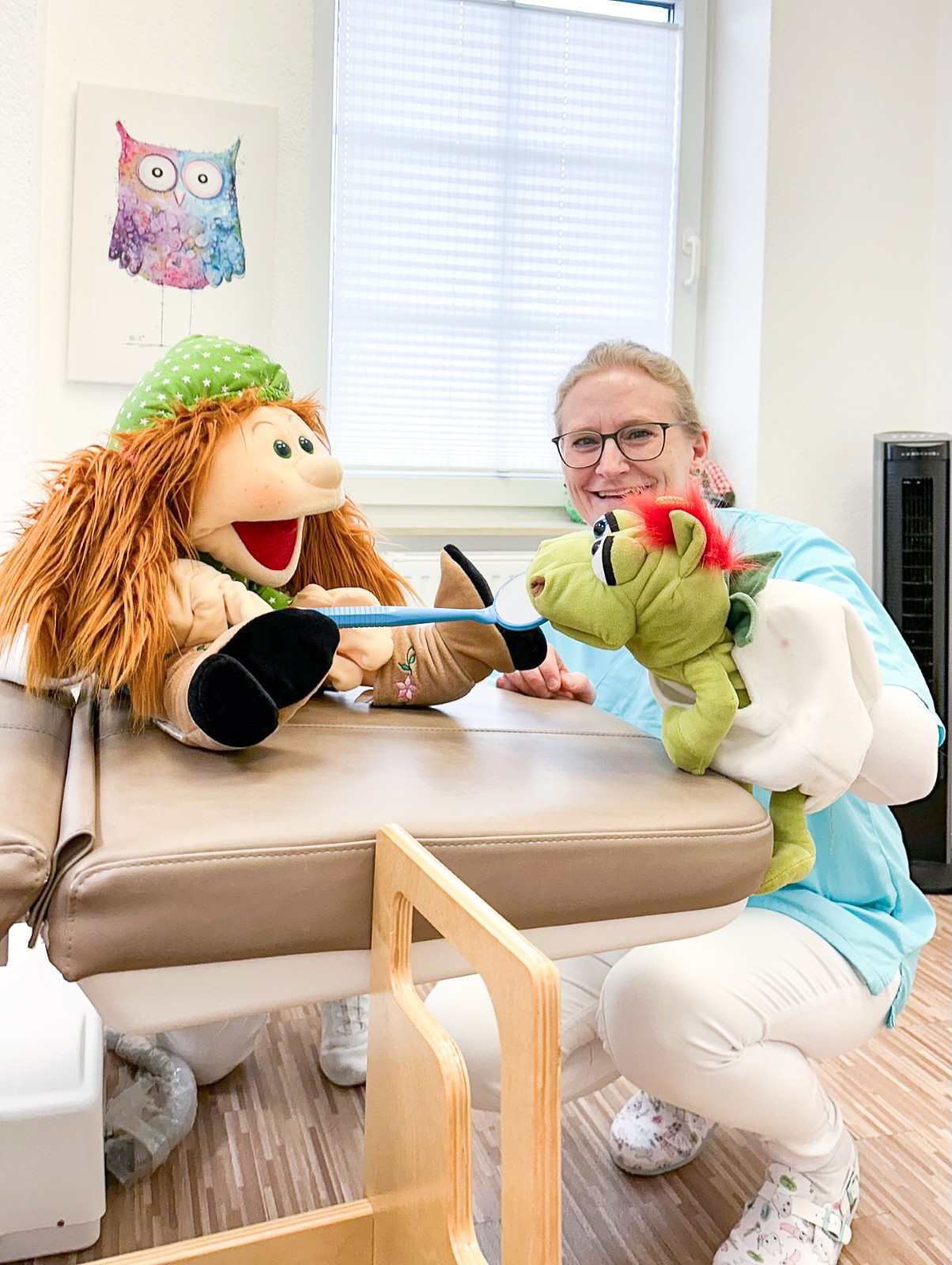 Zahnärztin erklärt spielerisch die Behandlung mit Handpuppen