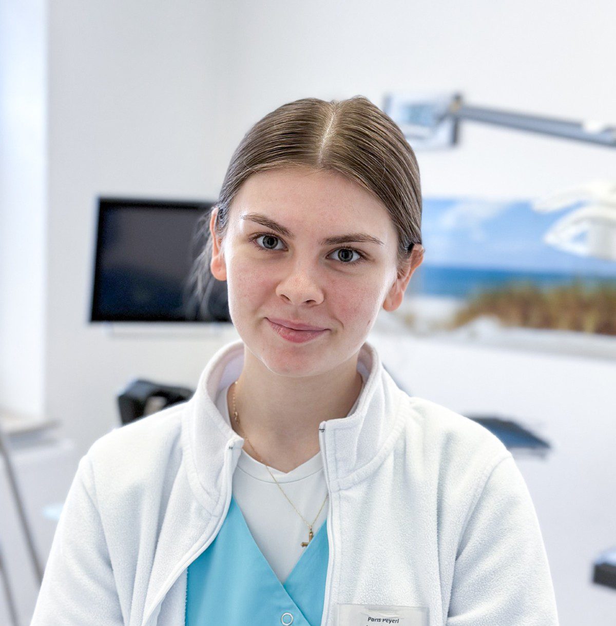 Auszubildende in der Zahnarztpraxis im Behandlungsraum