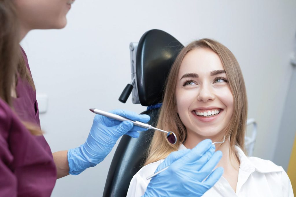 Zahnärztliche Untersuchung mit Spiegelinstrument