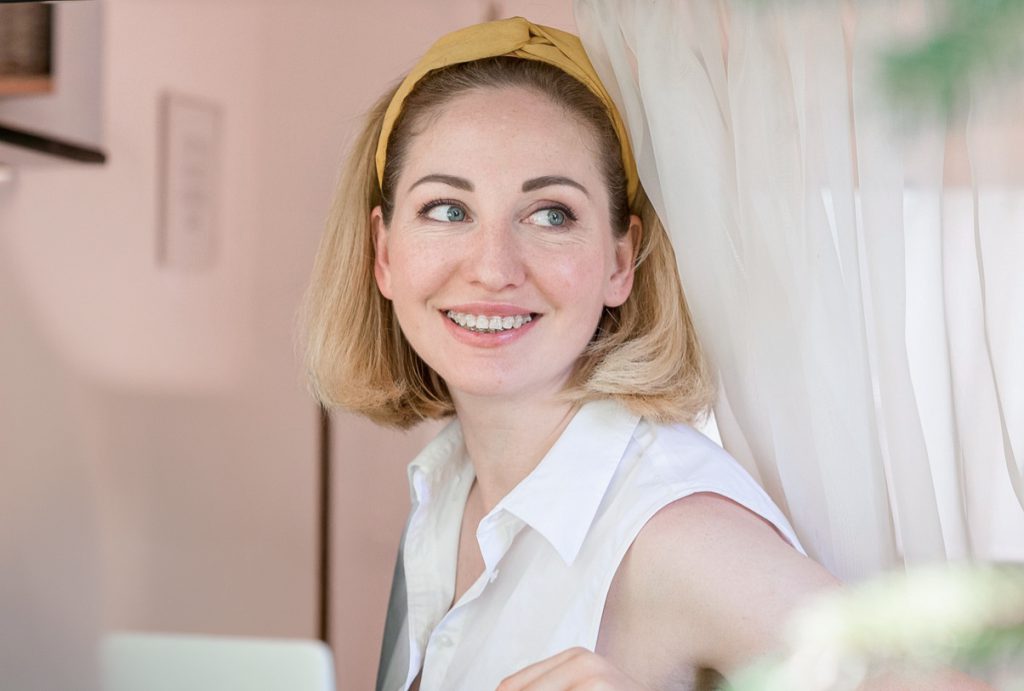 Beratungsgespräch beim Zahnarzt mit Unterlagen