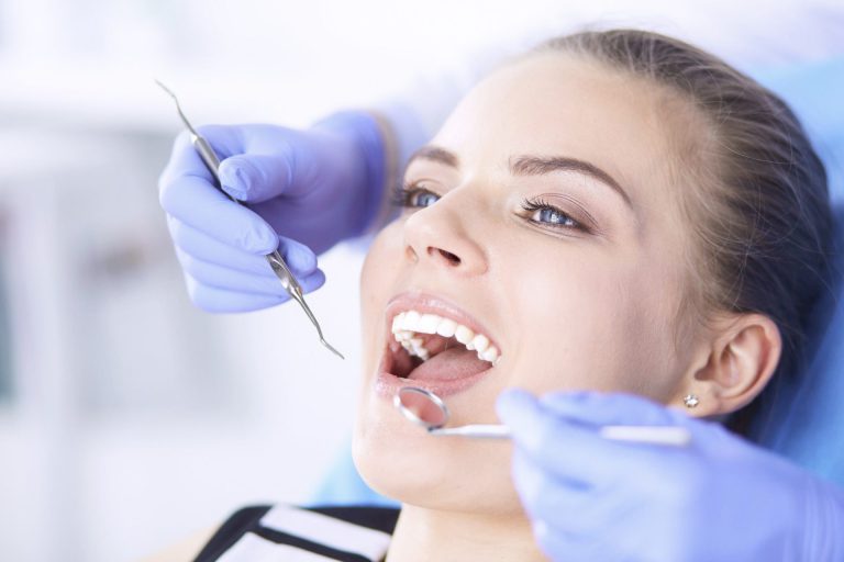 Professionelle Zahnreinigung beim Zahnarzt