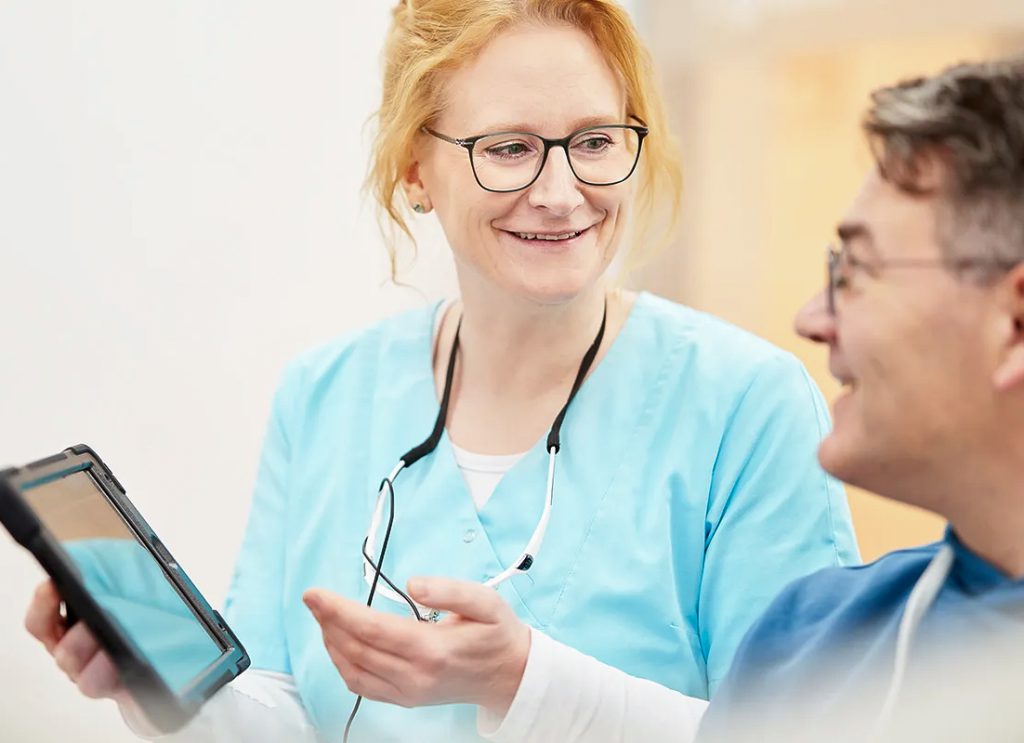 Zahnärztin im Gespräch mit Patient