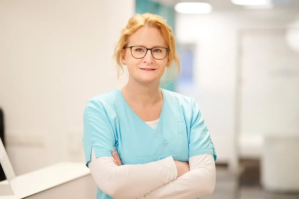 Zahnärztin im Portrait in der Zahnarztpraxis