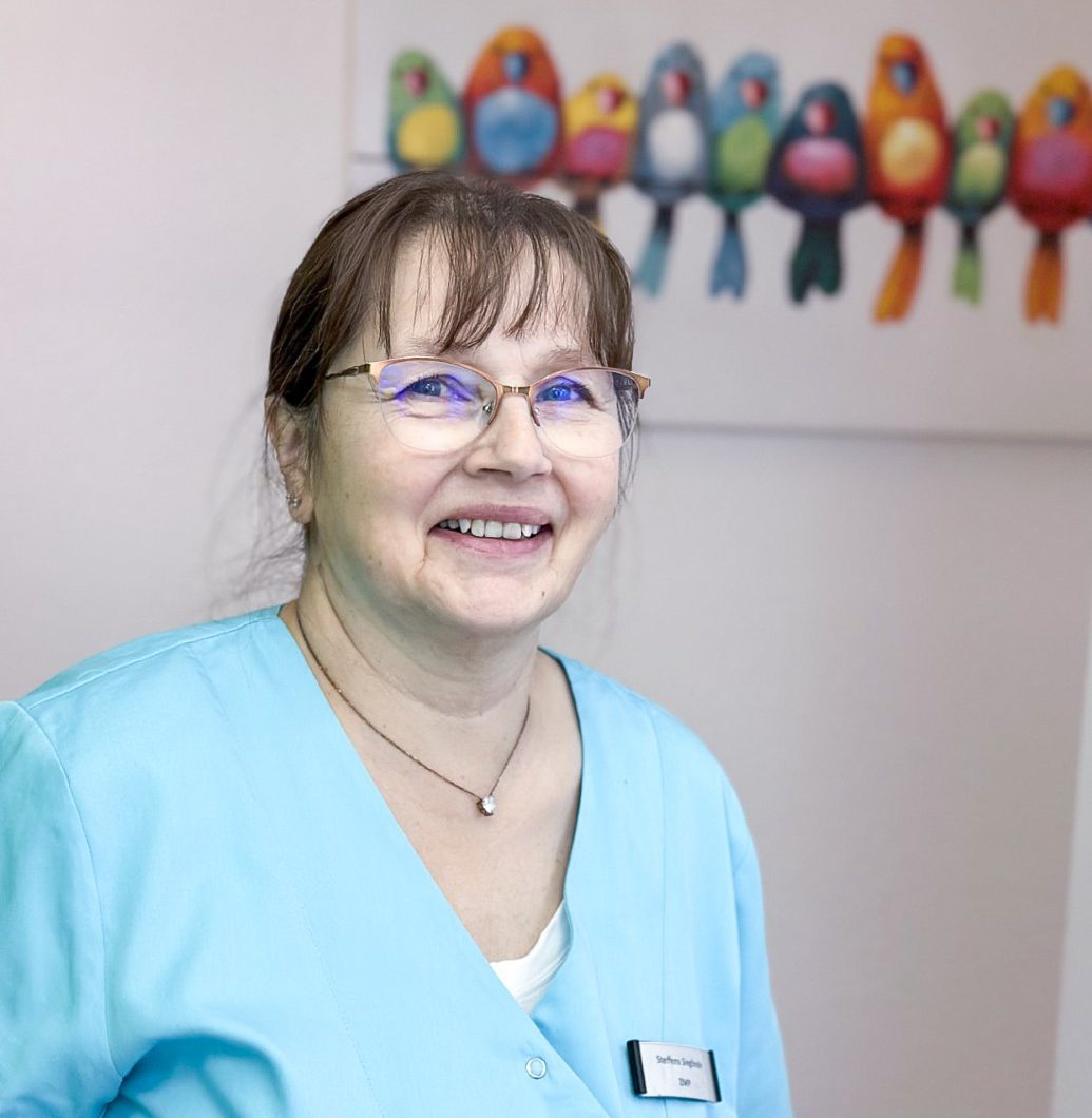 Mitarbeiterin der Zahnarztpraxis im Portrait