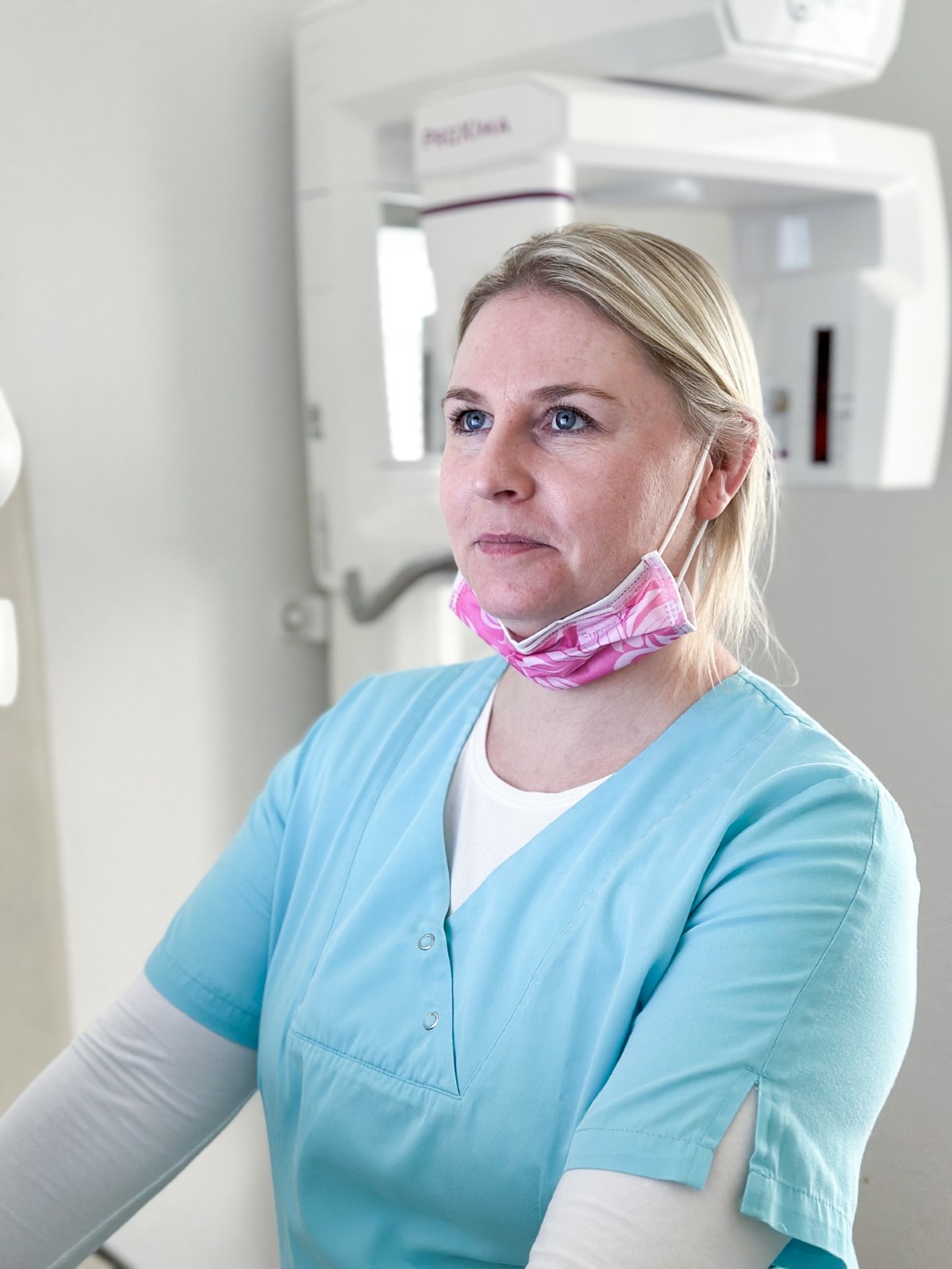 Mitarbeiterin der Zahnarztpraxis bei der Vorbereitung einer Behandlung