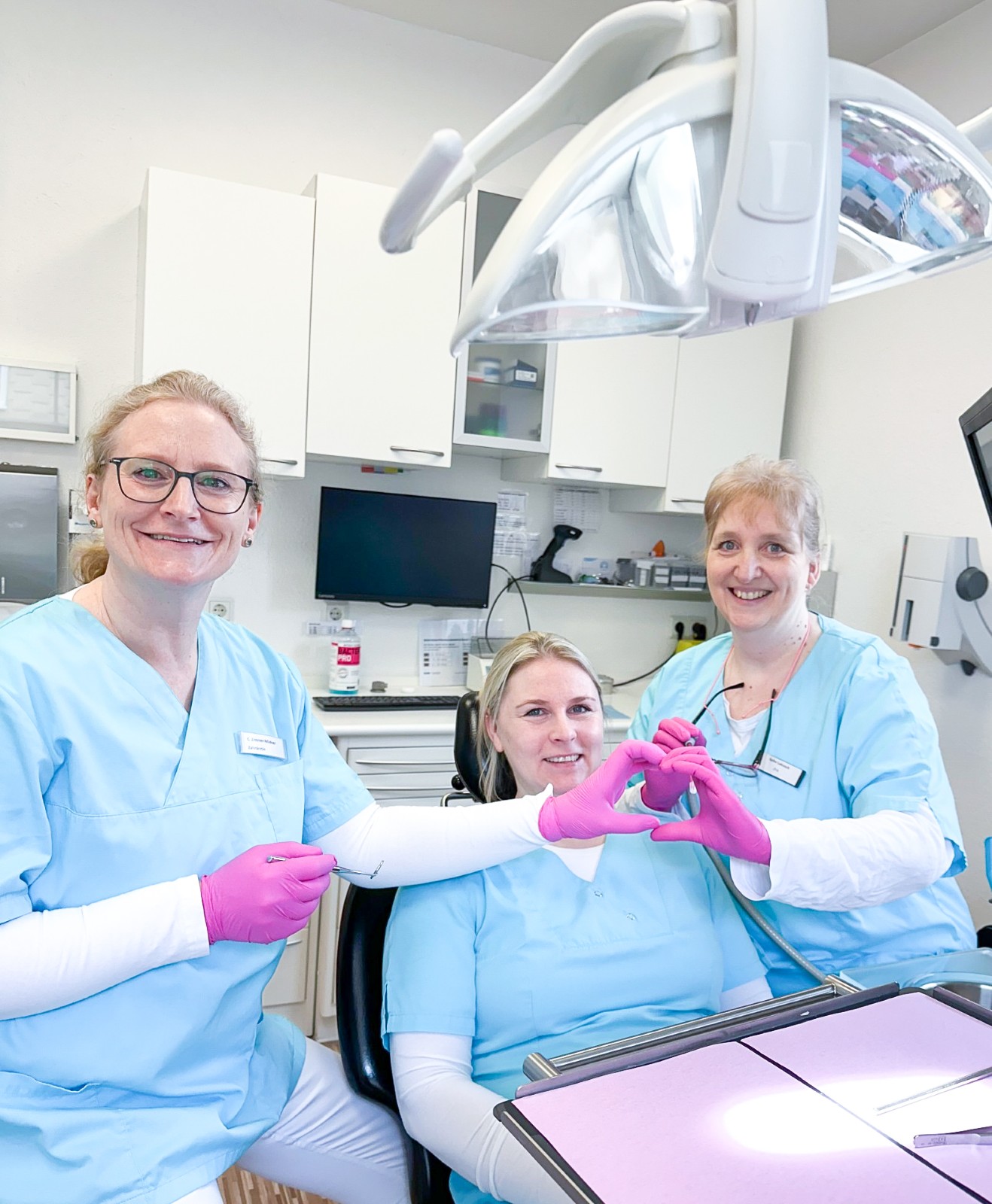 Praxisteam während der Behandlung im Behandlungszimmer