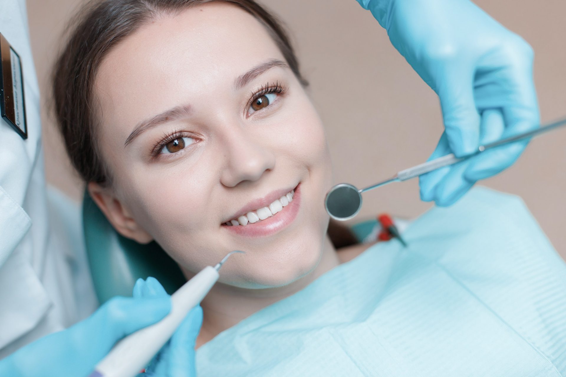 Zahnbehandlung mit Instrumenten im Mund der Patientin