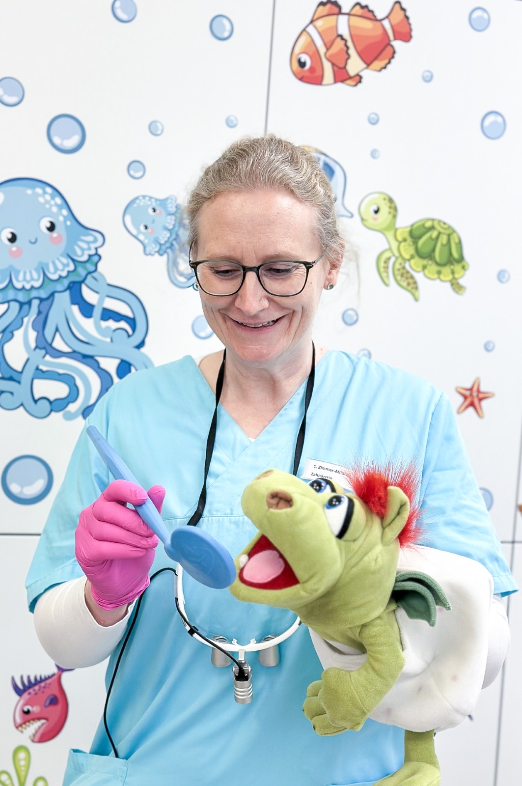 Zahnärztin erklärt Zahnpflege spielerisch mit Handpuppe