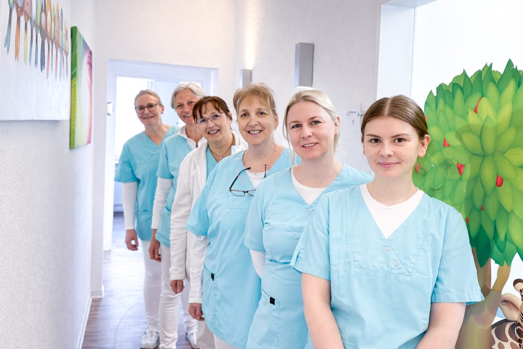 Praxisteam der Zahnarztpraxis im Flur